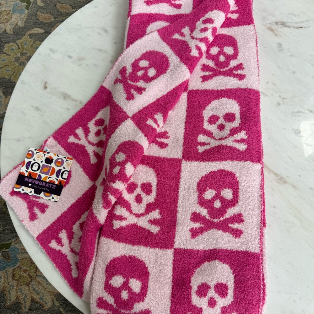 NWT Halloween Novogratz Skull Oversized Feather Knit Throw